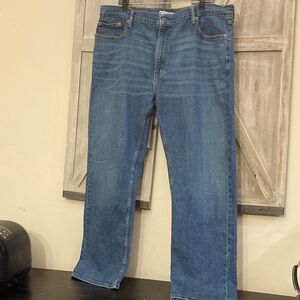 DENIZEN LEVI’S Classic Straight Blue Jeans
SIZE 42x32
MENS